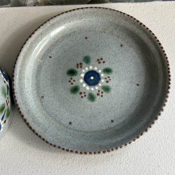 Vintage Stoneware Art Studio Pottery Cheese Dish Hand Painted Flowers Signed - Picture 5 of 15